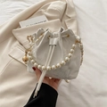 Borsa a secchiello in pizzo bianco con elegante manico di perle e catena dorata - Bianco