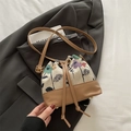 Sac seau floral en jacquard rétro avec tissu en maille beige et finitions en cuir - Khaki