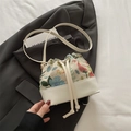 Sac seau brodé de fleurs en toile crème avec finitions en cuir blanc élégantes - Blanc