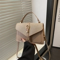 Bolso bandolera retro minimalista en beige con solapa de purpurina y hebilla metal - Caqui