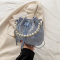 Secchiello azzurro con farfalle 3D, manico di perle e tracolla a catena - Blu