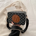 Bolso bandolera retro con estampado de monograma gris y logo de cuero marrón en correa - Negro