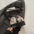 Sac seau vintage avec imprimé floral et base en cuir noir avec cordon de serrage - Noir
