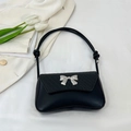 Bolso negro de hombro con solapa trenzada, hebilla de lazo plateada y correa anudada - Negro