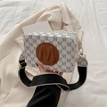 Bolso bandolera crema con estampado de monograma gris y correa ancha de tela bicolor - Blanco