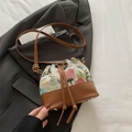 Sac seau rétro avec motifs jacquard floraux et détails de bandoulière en cuir brun - Marron