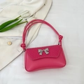 Bolso bandolera fucsia con textura de cuero trenzado y detalle de lazo plateado - Rosa Roja