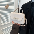 Bolso de mano blanco minimalista en piel sintética con cierre dorado para mujer chic - Blanco