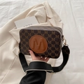Bolso de hombro retro marrón con monograma M y correa ancha tricolor de moda - Marrón