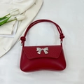 Elegante bolso de hombro cuadrado rojo con lazo plateado y detalles texturizados - Rojo