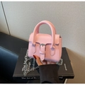 Dettaglio della mini borsa a tracolla rosa con fibbia argento e catena metallica - Rosa