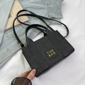 Sac bandoulière carré noir scintillant avec texte The Bag jaune et bandoulière cuir - Noir