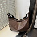 Sac hobo marron café minimaliste avec large bandoulière et détails dorés sur rebord - Marron