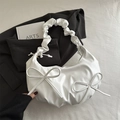 Bolso de hombro blanco plisado tipo nube con detalles de lazos y forma de media luna - Blanco
