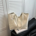 Elegante borsa tote in ecopelle bianco crema con fiocco di perle e ciondolo in pizzo - Senza Ciondolo / Bianco