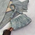 Hellblaue Pailletten-Denim Hobo-Tasche mit Faltenstruktur und goldener Hardware - Blau