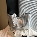 Metallische silberne Shopper-Tasche mit Spitze und Perlenanhänger im Lifestyle-Stil - Mit Schleifen-Perlenanhänger / Silber