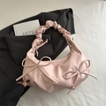 Bolso hobo rosa claro con detalles de lazos elegantes y correa fruncida tipo scrunchie - Rosa