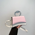 Roze en witte handtas met uniek metalen handvat en gebogen zandloperbodem ontwerp - Roze