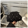 Détail du sac nuage noir avec broderie florale blanche et design à cordon - Noir