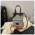 Gros plan du sac bandoulière tissé à rayures colorées avec lanières en cuir noir - Noir