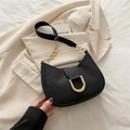 Sac demi-lune noir motif crocodile avec boucle dorée en D et bandoulière chaîne - Noir