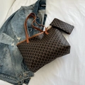 Bolso tote vintage marrón café con estampado de monograma M y neceser a juego - Marrón