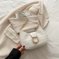 Sac hobo blanc à texture crocodile rétro avec boucle en U dorée et bandoulière en chaîne - Blanc