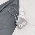 Kleine silberne Umhängetasche mit roten Punkten und Schleife aus Metallic-Leder - Silber