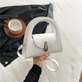 Chique witte gestructureerde halfronde handtas met gouden sluiting en leren riem - Wit
