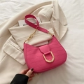 Sac croissant fuchsia à motif crocodile élégant avec boucle dorée en métal - Fuchsia