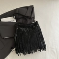 Schicke schwarze kleine Umhängetasche mit langen Fransen und goldenen Ringen - Schwarz