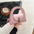 Roze halfronde handtas met groot rond handvat en gouden geometrische metalen sluiting - Roze