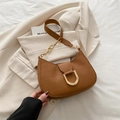 Sac bandoulière marron effet crocodile avec boucle fer à cheval et chaîne dorée chic - Marron