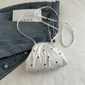 Bolso bandolera nube blanco plisado con delicados bordados florales negros - Blanco
