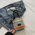 Sac seau tissé à rayures colorées avec poignées en cuir noir et détail de mode chic - Noir