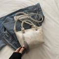 Borsa a secchiello color crema con ricami floreali e nappa grigia decorativa da donna - Bianco