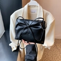 Elegante bolso de cuero brillante negro con lazo grande y cadena plateada - Negro