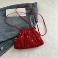 Bolsa floral roja con cordón ajustable, textura fruncida y flores blancas - Rojo