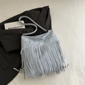 Vintage hellblaue böhmische Umhängetasche mit langen Fransen und metallischen Ösen - Blau