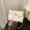 Bolso bandolera elegante blanco crema con lazo grande y cadena dorada decorativa - Blanco