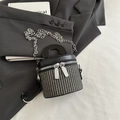 Mini-Eimertasche aus schwarz-grauem Geflecht mit Doppelreißverschluss und Kette - Schwarz