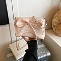 Bolso de hombro rosa claro con lazo, cadena metálica y diseño de cuero elegante - Rosa Perlado