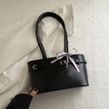 Schicke schwarze Baguette-Tasche mit Metallschnalle und rosa Schleifen-Anhänger - Schwarz