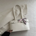 Cremeweiße Schultertasche aus Kunstleder mit dekorativer rosa karierter Schleife - Weiß