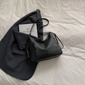 Minimalistische schwarze matte Hobo-Schultertasche mit silbernem Reißverschluss und Fransen - Schwarz
