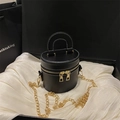 Κομψή μαύρη τσάντα bucket με λευκές ραφές και χρυσή αλυσίδα σε πολυτελές κουτί - Μαύρο