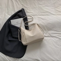 Minimalistische beige Hobo-Tasche in Creme mit Lederquasten und elegantem Reißverschluss - Gebrochenes Weiß