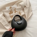 Sac croissant noir chic avec boucle dorée ronde et bandoulière chaîne élégante - Noir