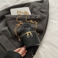 Sac seau noir classique de forme cylindrique avec surpiqûres blanches contrastées - Noir